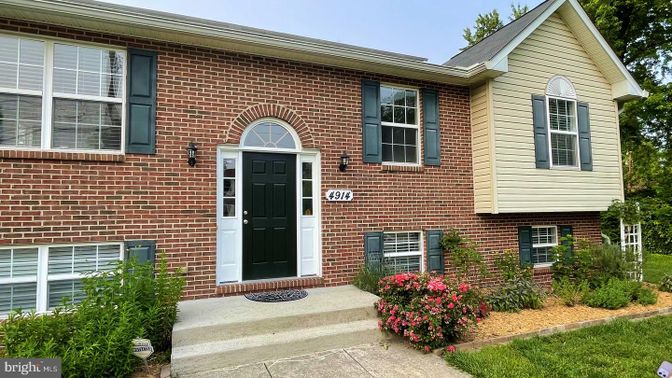 Exterior, Facade, Brick Facade, Rowhouse