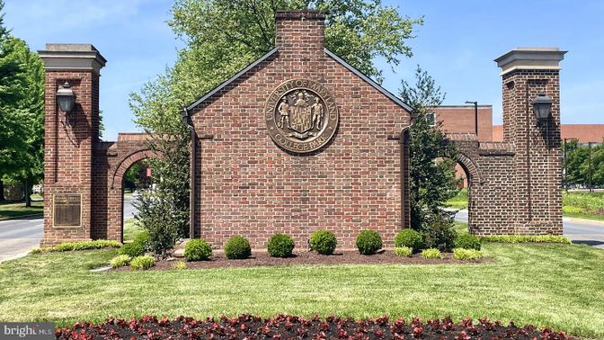 Exterior, Facade, Brick Facade, Brick Traditional