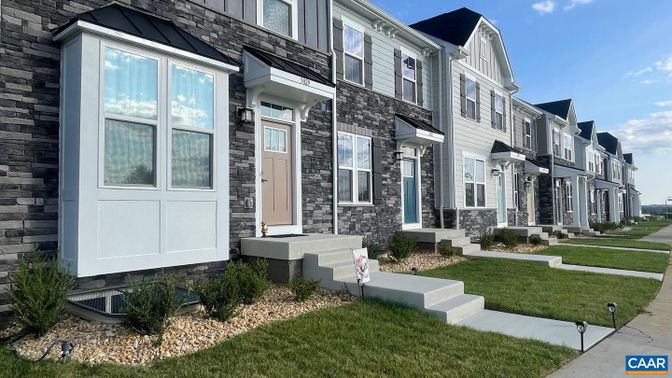 Exterior, Facade, Rowhouse