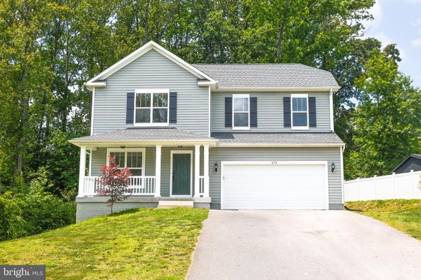 Attached, Exterior, Facade, Farmhouse