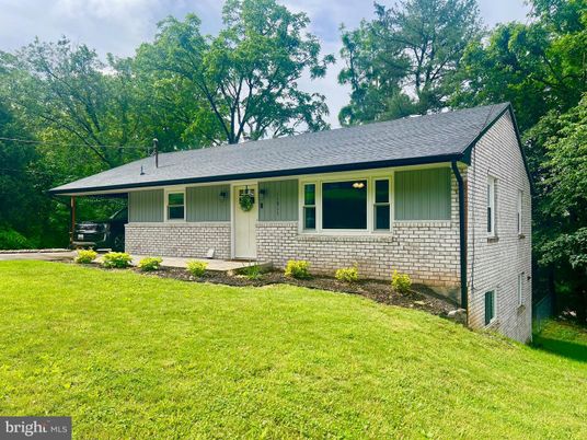 Backyard, Exterior, Facade, Ranch