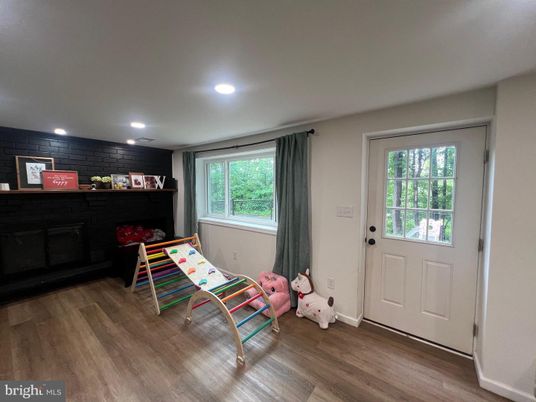 Interior, Recessed Lighting, Wood Texture Flooring