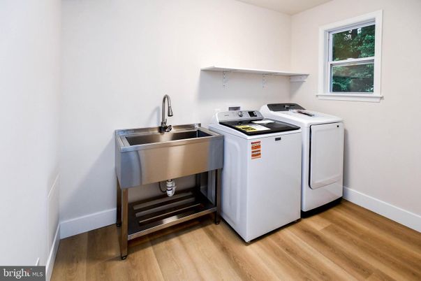 Interior, Washer, Wood Texture Flooring