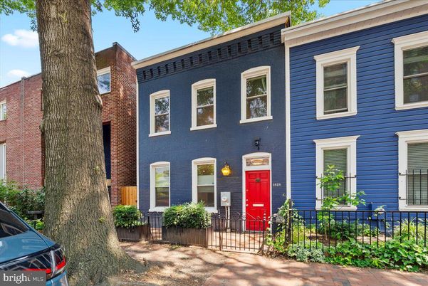 Exterior, Facade, Rowhouse