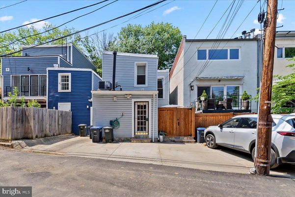 Exterior, Facade, Rowhouse