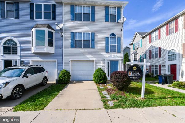 Attached, Exterior, Facade, Rowhouse