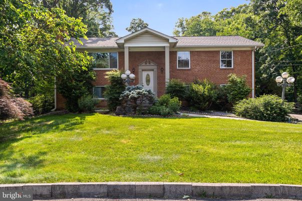 Exterior, Facade, Brick Facade, Split Level