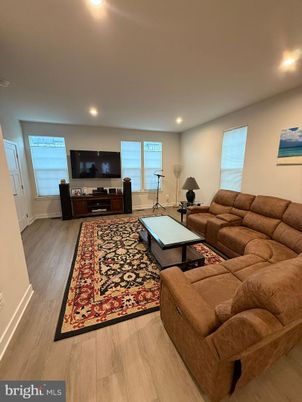 Fitness Equipment, Interior, Living room, Recessed Lighting, Wood Texture Flooring