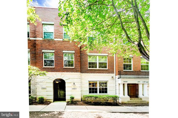 Exterior, Facade, Brick Facade, Rowhouse