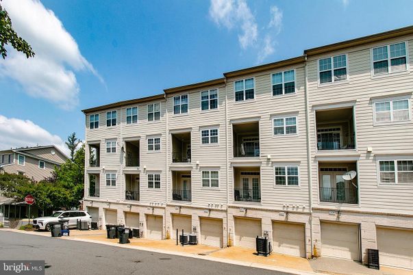 Attached, Exterior, Facade, Rowhouse
