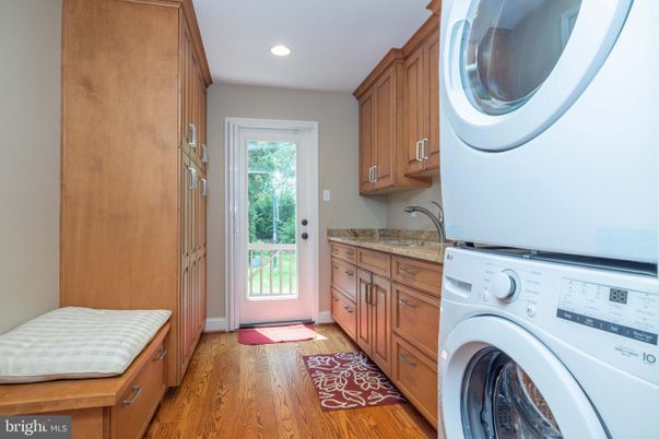 Interior, Recessed Lighting, Washer, Wood Texture Flooring
