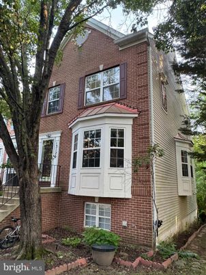 Exterior, Facade, Brick Facade, Rowhouse