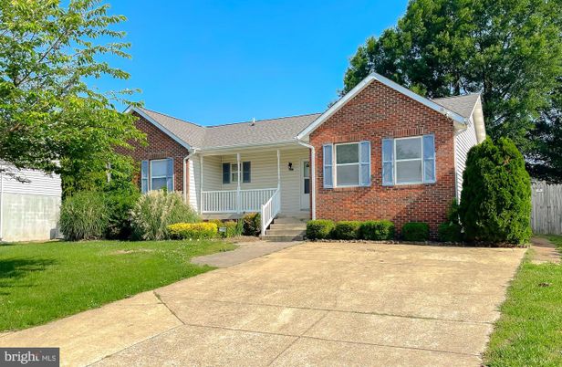 Exterior, Facade, Brick Facade, Ranch