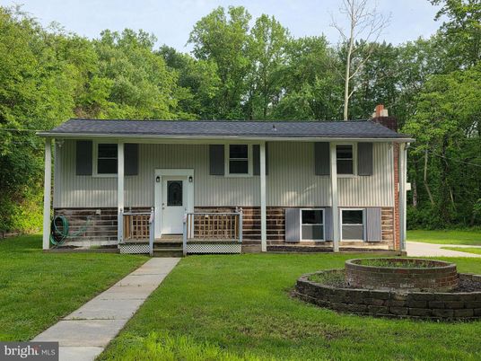 Backyard, Exterior, Facade, Raised Ranch