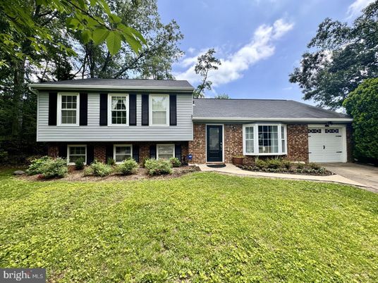 Attached, Exterior, Facade, Brick Facade, Split Level