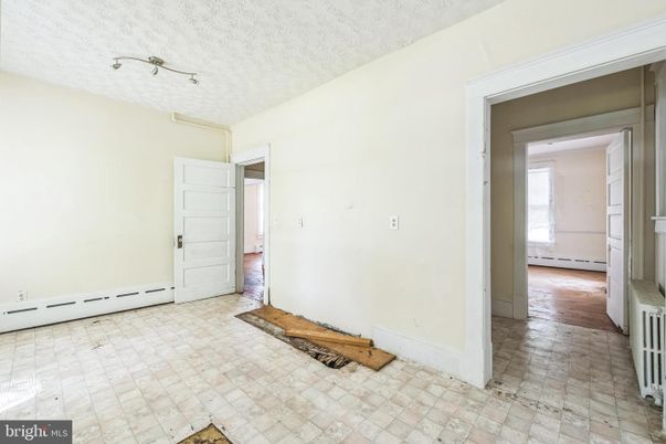 Empty room, Interior
