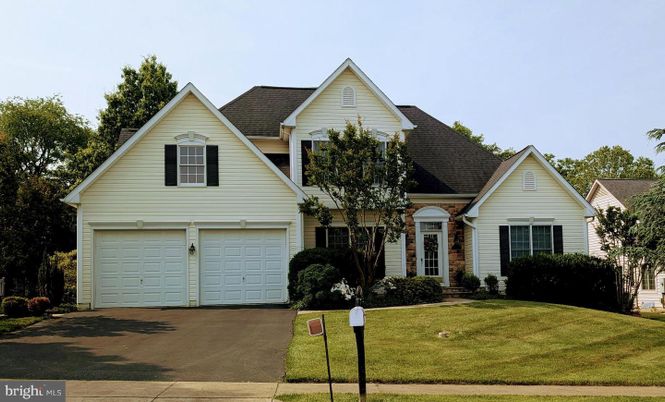 Attached, Exterior, Facade, Farmhouse