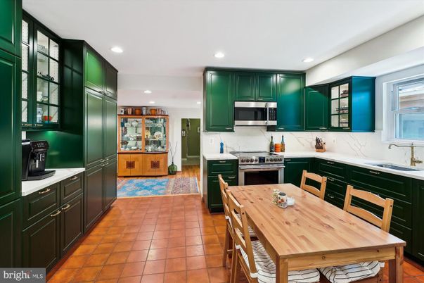 Dining room, Interior, Kitchen, Recessed Lighting, Stainless Steel Appliances