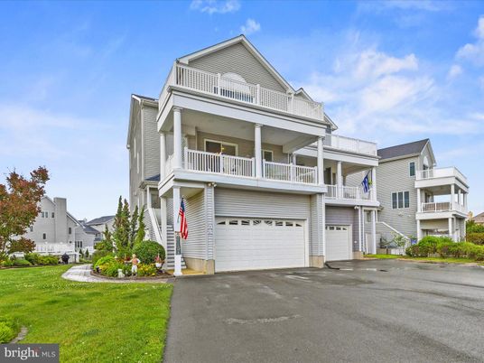 Attached, Exterior, Facade, Queen Anne Victorian
