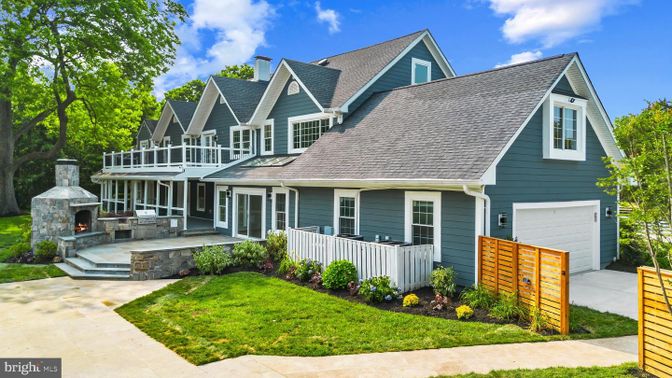 Attached, Exterior, Facade, Farmhouse