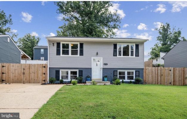 Exterior, Facade, Raised Ranch