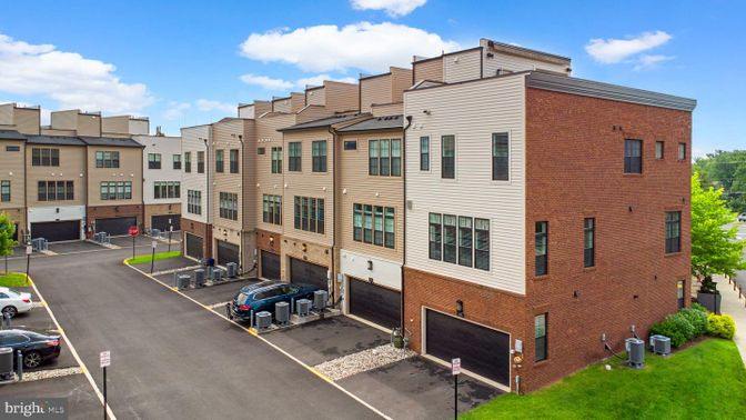 Attached, Exterior, Facade, Rowhouse