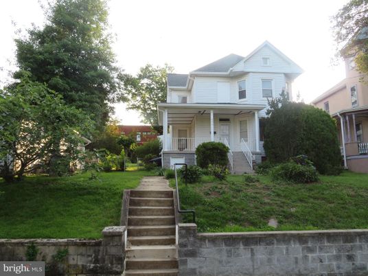 Backyard, Exterior, Facade, Queen Anne Victorian