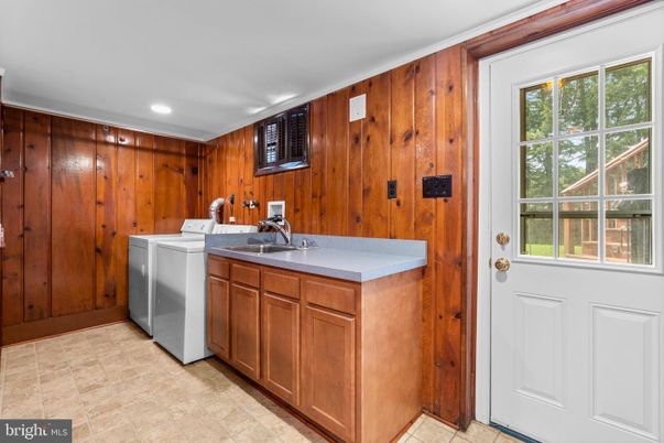 Interior, Recessed Lighting, Washer, Wooden Walls