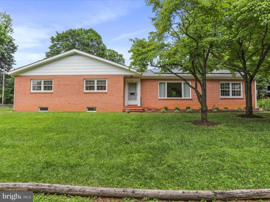 Exterior, Facade, Brick Facade, Ranch