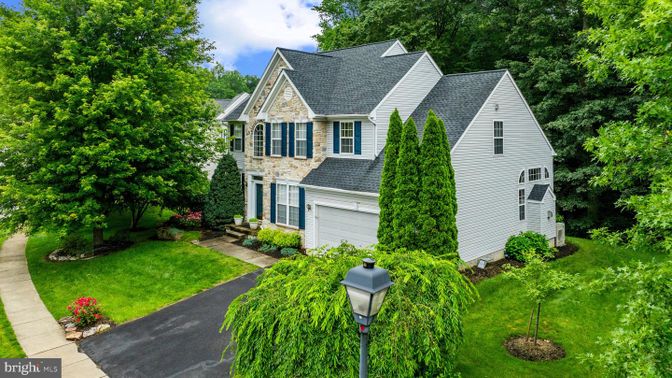 Attached, Exterior, Facade, Farmhouse