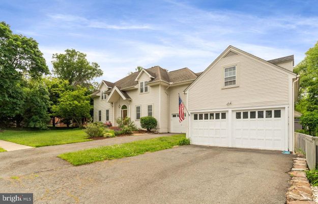 Attached, Exterior, Facade, Farmhouse