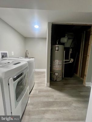 Interior, Recessed Lighting, Washer, Wood Texture Flooring