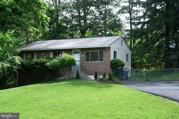 Exterior, Facade, Brick Facade, Cape Cod