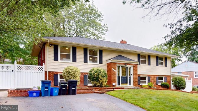 Exterior, Facade, Brick Facade, Raised Ranch