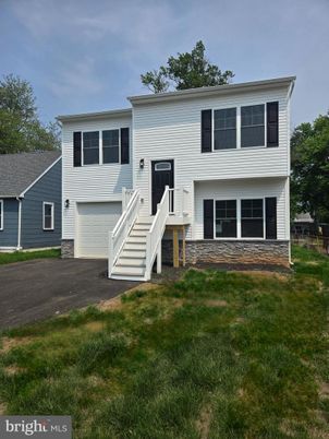 Attached, Exterior, Facade, Raised Ranch