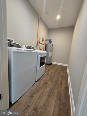 Interior, Recessed Lighting, Washer, Wood Texture Flooring