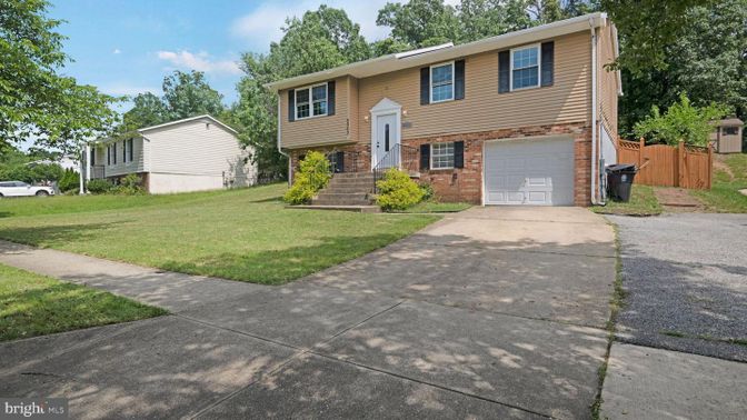 Attached, Exterior, Facade, Brick Facade, Raised Ranch