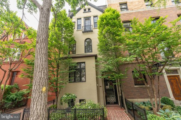 Exterior, Facade, Brick Facade, Rowhouse