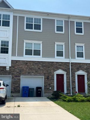 Attached, Exterior, Facade, Rowhouse