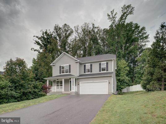 Attached, Exterior, Facade, Split Level