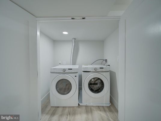 Interior, Recessed Lighting, Washer, Wood Texture Flooring