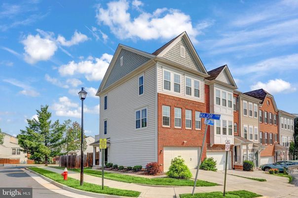 Attached, Exterior, Facade, Brick Facade, Queen Anne Victorian