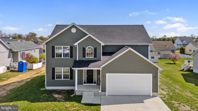Attached, Exterior, Facade, Farmhouse