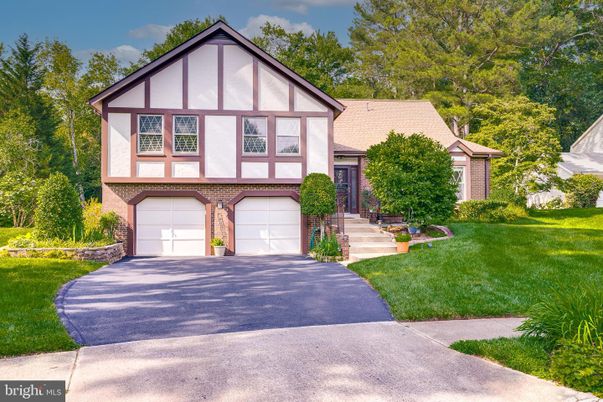Attached, Exterior, Facade, Tudor Revival