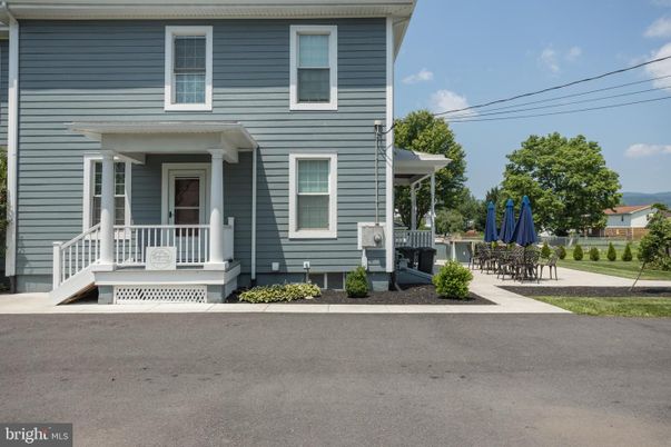 Exterior, Facade, American Foursquare