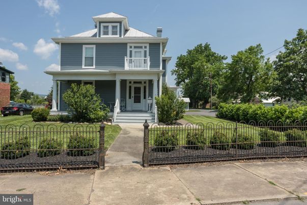 Exterior, Facade, American Foursquare