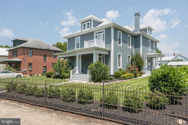 Exterior, Facade, Brick Facade, American Foursquare