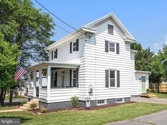 Attached, Exterior, Facade, Queen Anne Victorian