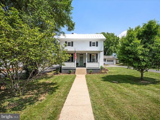 Backyard, Exterior, Facade, Raised Ranch