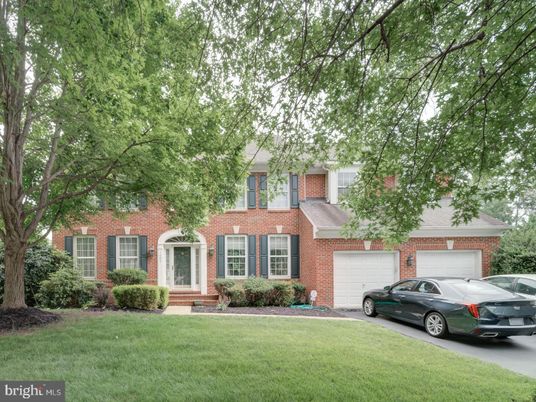Attached, Exterior, Facade, Brick Facade, Georgian